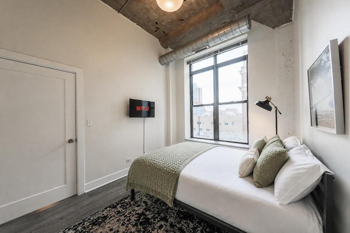 Apartment 2br Retreat With Optional Parking And Gym Access Near Mccormick Place And Soldier Field