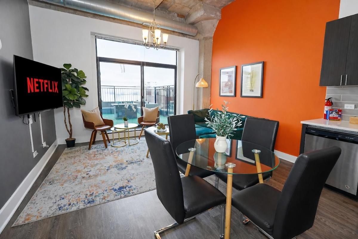Spacious 2br On Michigan Ave With Private Patio, Optional Parking & Gym Near Mccormick Convention Center, Soldier Field And Grant Park * Chicago