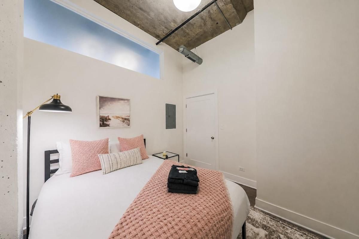 2br Retreat With Optional Parking And Gym Access Near Mccormick Place And Soldier Field Apartment