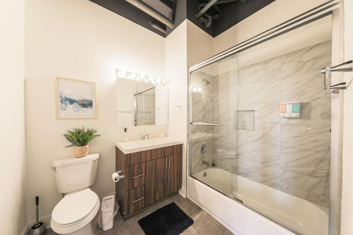 2br Retreat With Optional Parking And Gym Access Near Mccormick Place And Soldier Field Apartment Chicago
