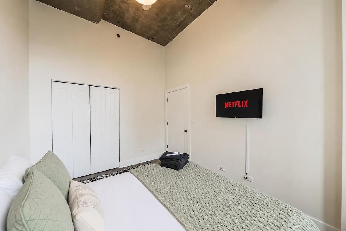 2br Retreat With Optional Parking And Gym Access Near Mccormick Place And Soldier Field Apartment Chicago