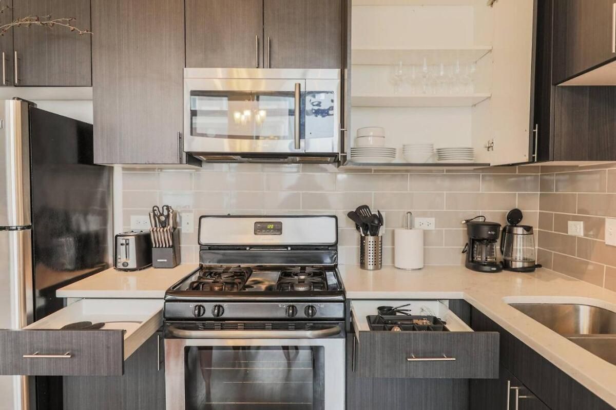 2br Retreat With Optional Parking And Gym Access Near Mccormick Place And Soldier Field Chicago