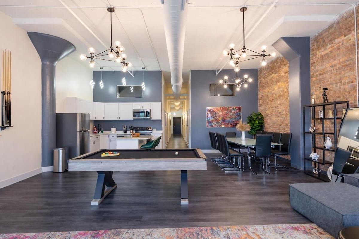 Massive 6br Luxury Sleeps 12 Guests With Jacuzzi & Pool Table Perfect Group And Optional Parking Near Mccormick Place & Soldier Field Chicago