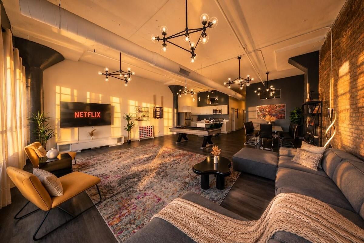 Massive 6br Luxury Sleeps 12 Guests With Jacuzzi & Pool Table Perfect Group And Optional Parking Near Mccormick Place & Soldier Field * Chicago