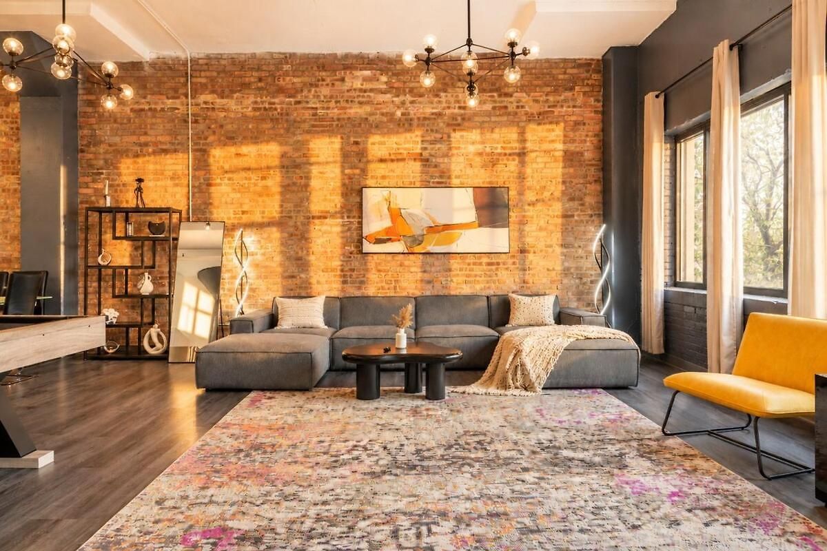 Massive 6br Luxury Sleeps 12 Guests With Jacuzzi & Pool Table Perfect Group And Optional Parking Near Mccormick Place & Soldier Field