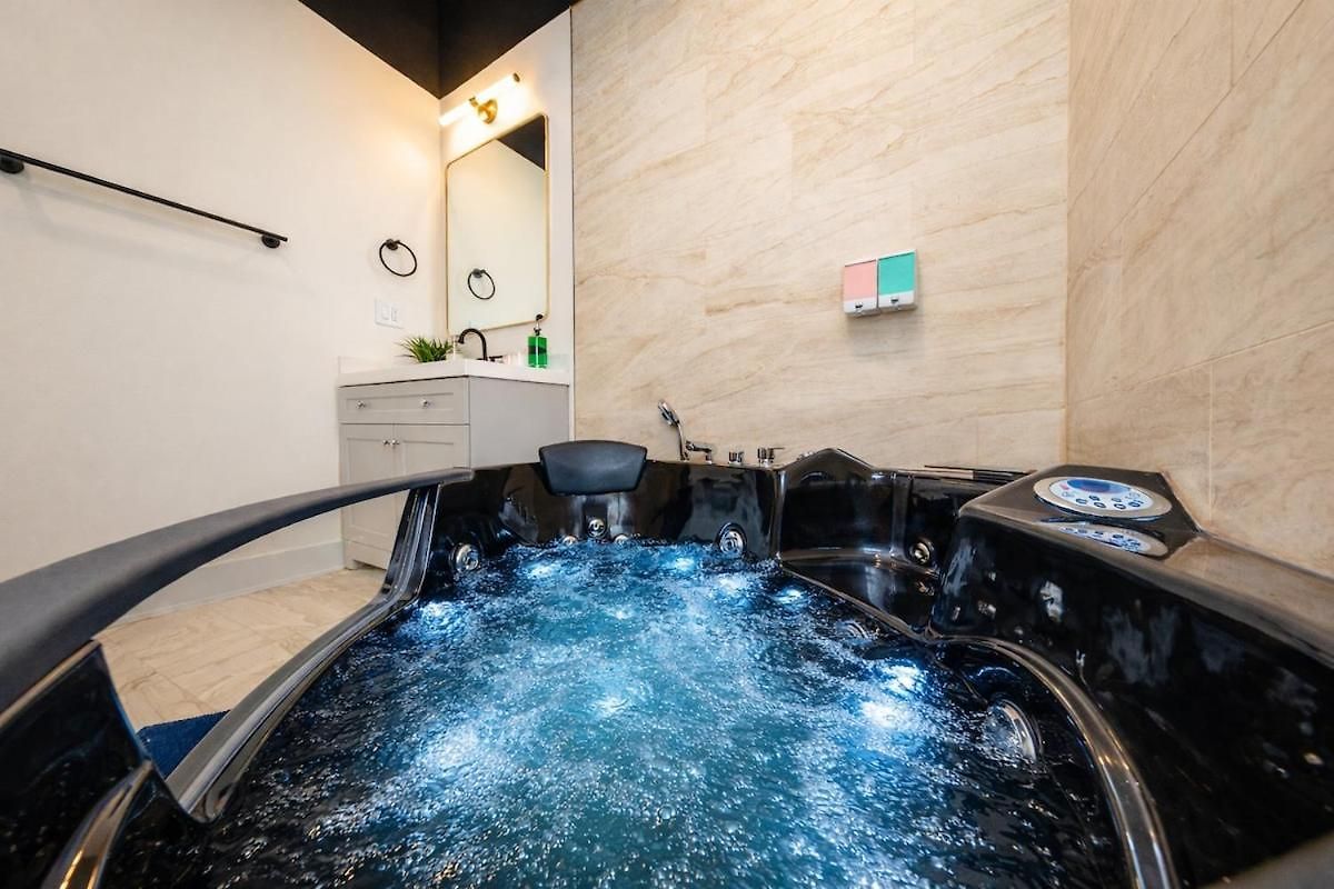 Massive 6br Luxury Sleeps 12 Guests With Jacuzzi & Pool Table Perfect Group And Optional Parking Near Mccormick Place & Soldier Field Apartment *