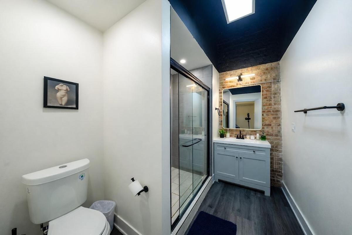 Massive 6br Luxury Sleeps 12 Guests With Jacuzzi & Pool Table Perfect Group And Optional Parking Near Mccormick Place & Soldier Field Apartment *