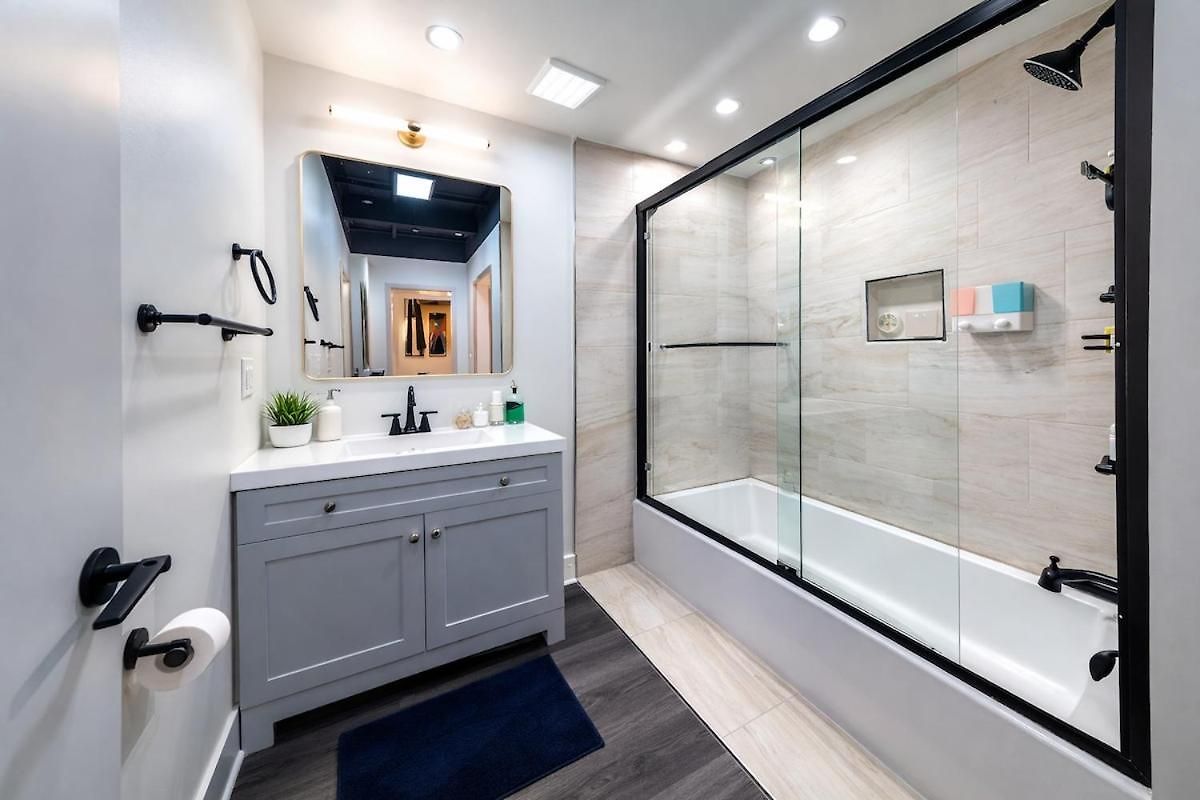 Massive 6br Luxury Sleeps 12 Guests With Jacuzzi & Pool Table Perfect Group And Optional Parking Near Mccormick Place & Soldier Field * Chicago