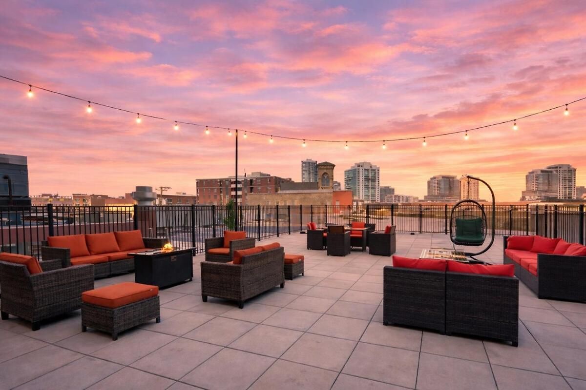 Massive 6br Luxury Sleeps 12 Guests With Jacuzzi & Pool Table Perfect Group And Optional Parking Near Mccormick Place & Soldier Field Apartment *
