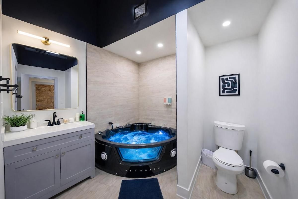 Massive 6br Luxury Sleeps 12 Guests With Jacuzzi & Pool Table Perfect Group And Optional Parking Near Mccormick Place & Soldier Field Apartment *