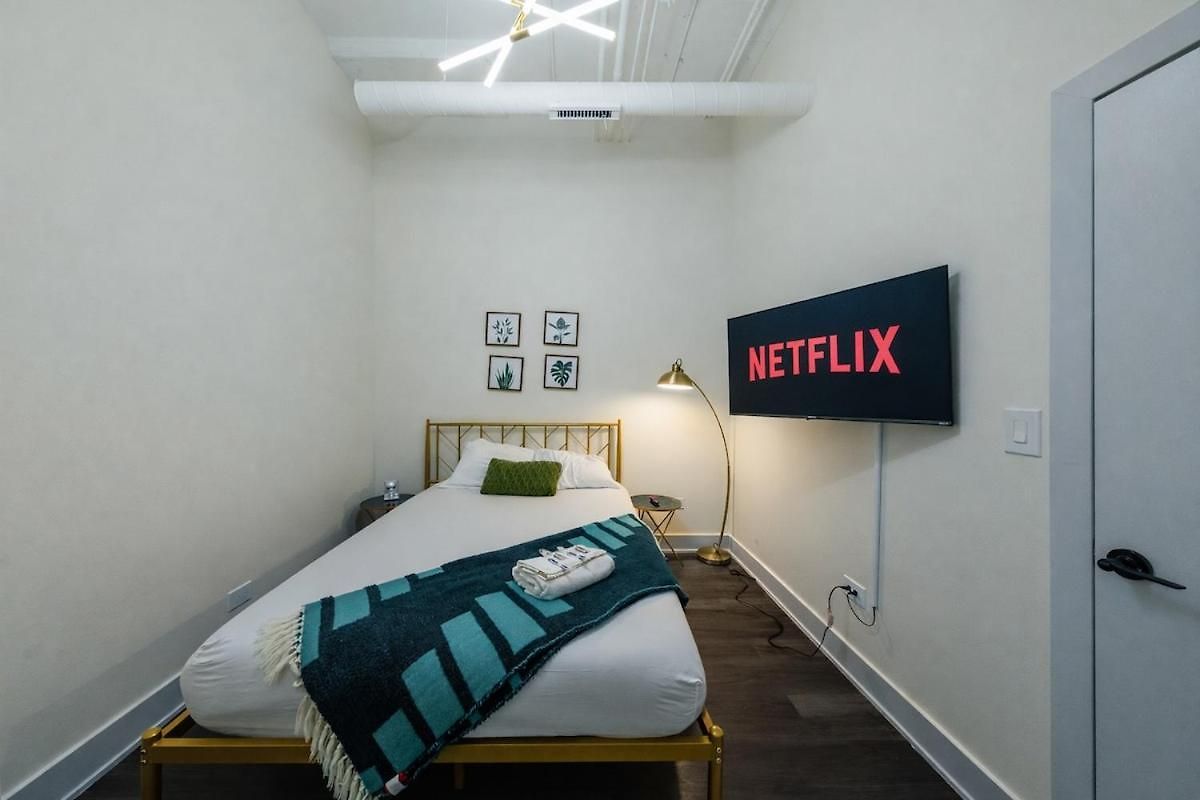 Apartment Massive 6br Luxury Sleeps 12 Guests With Jacuzzi & Pool Table Perfect Group And Optional Parking Near Mccormick Place & Soldier Field *