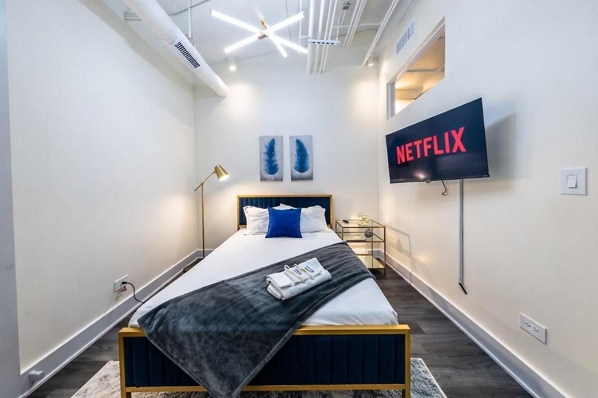 Apartment Massive 6br Luxury Sleeps 12 Guests With Jacuzzi & Pool Table Perfect Group And Optional Parking Near Mccormick Place & Soldier Field Chicago