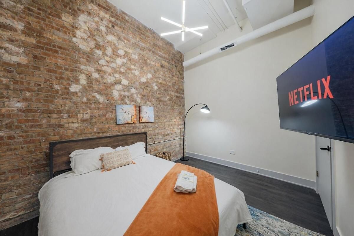 Massive 6br Luxury Sleeps 12 Guests With Jacuzzi & Pool Table Perfect Group And Optional Parking Near Mccormick Place & Soldier Field Chicago