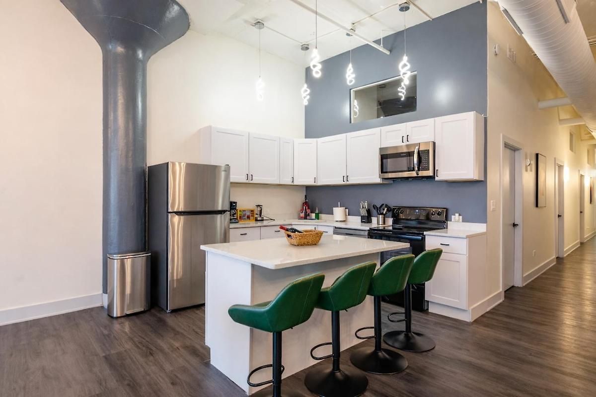 Massive 6br Luxury Sleeps 12 Guests With Jacuzzi & Pool Table Perfect Group And Optional Parking Near Mccormick Place & Soldier Field Chicago