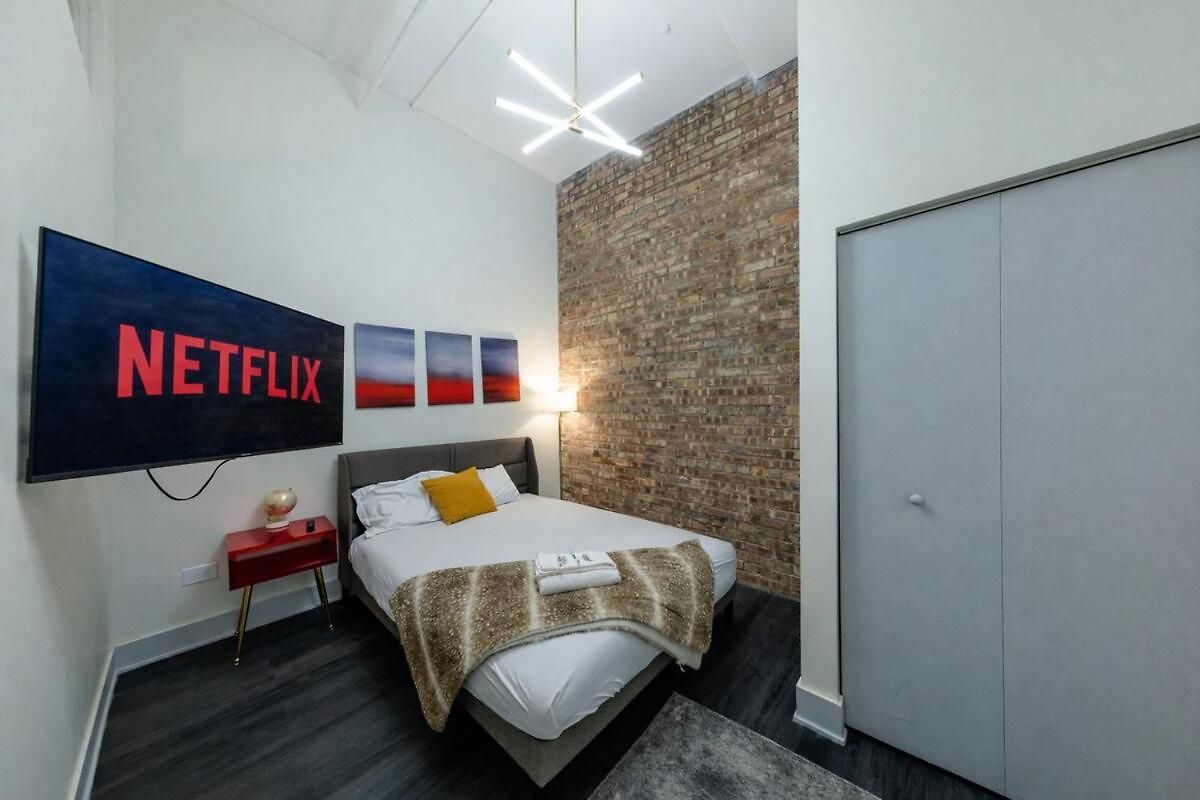 Massive 6br Luxury Sleeps 12 Guests With Jacuzzi & Pool Table Perfect Group And Optional Parking Near Mccormick Place & Soldier Field * Chicago
