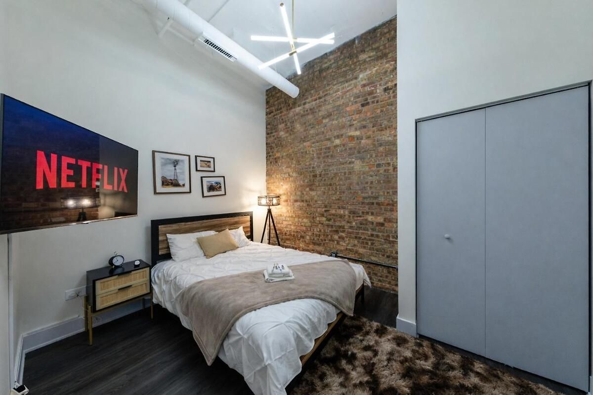 Massive 6br Luxury Sleeps 12 Guests With Jacuzzi & Pool Table Perfect Group And Optional Parking Near Mccormick Place & Soldier Field Apartment *