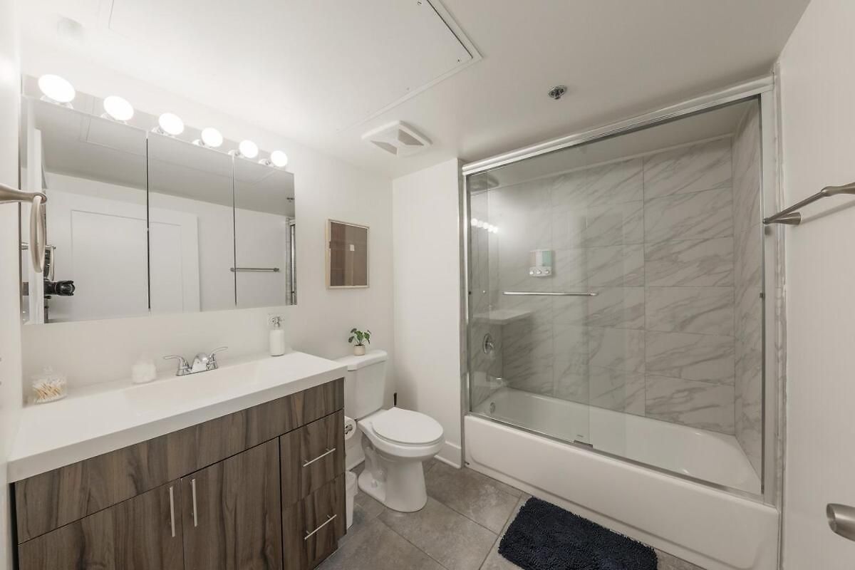 Spacious 2br On Michigan Ave With Private Patio, Optional Parking & Gym Near Mccormick Convention Center, Soldier Field And Grant Park Chicago