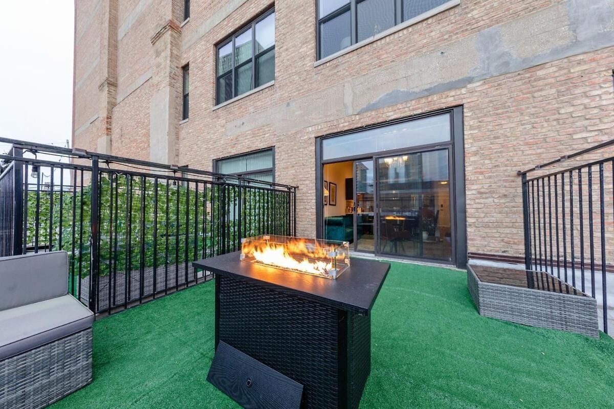 Spacious 2br On Michigan Ave With Private Patio, Optional Parking & Gym Near Mccormick Convention Center, Soldier Field And Grant Park Apartment *