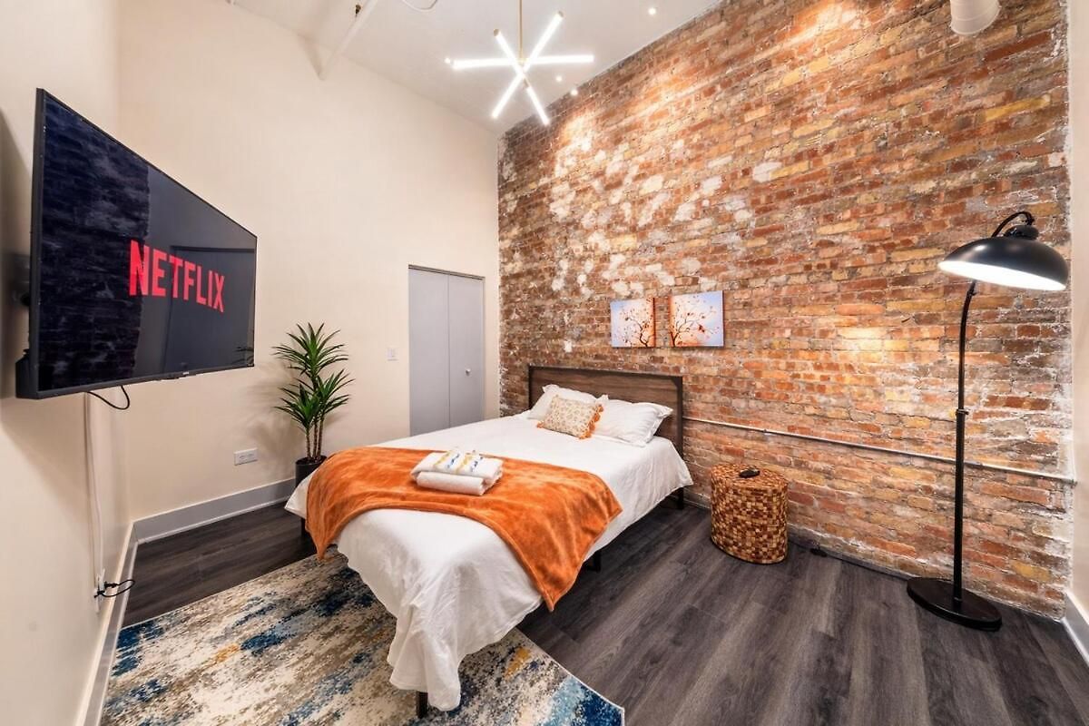Massive 6br Luxury Sleeps 12 Guests With Jacuzzi & Pool Table Perfect Group And Optional Parking Near Mccormick Place & Soldier Field Apartment Chicago