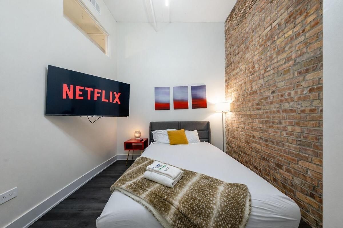 Massive 6br Luxury Sleeps 12 Guests With Jacuzzi & Pool Table Perfect Group And Optional Parking Near Mccormick Place & Soldier Field Chicago