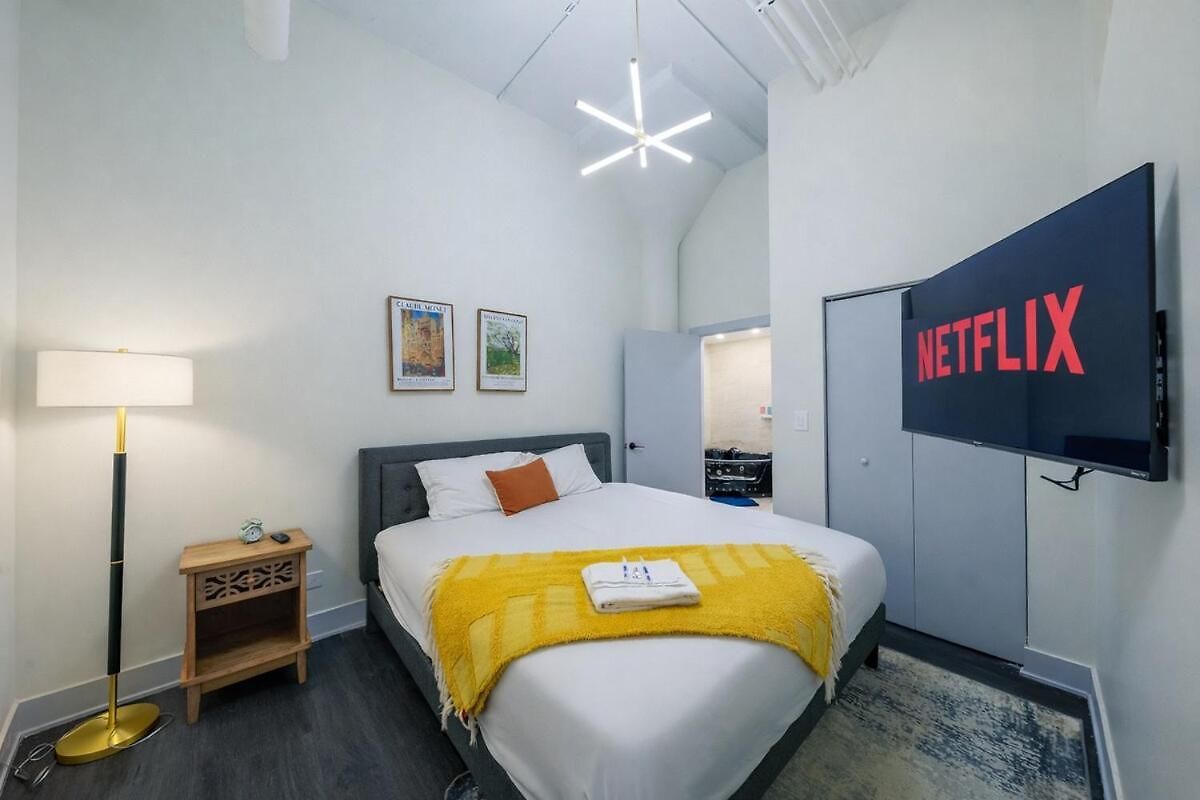 Massive 6br Luxury Sleeps 12 Guests With Jacuzzi & Pool Table Perfect Group And Optional Parking Near Mccormick Place & Soldier Field Apartment Chicago