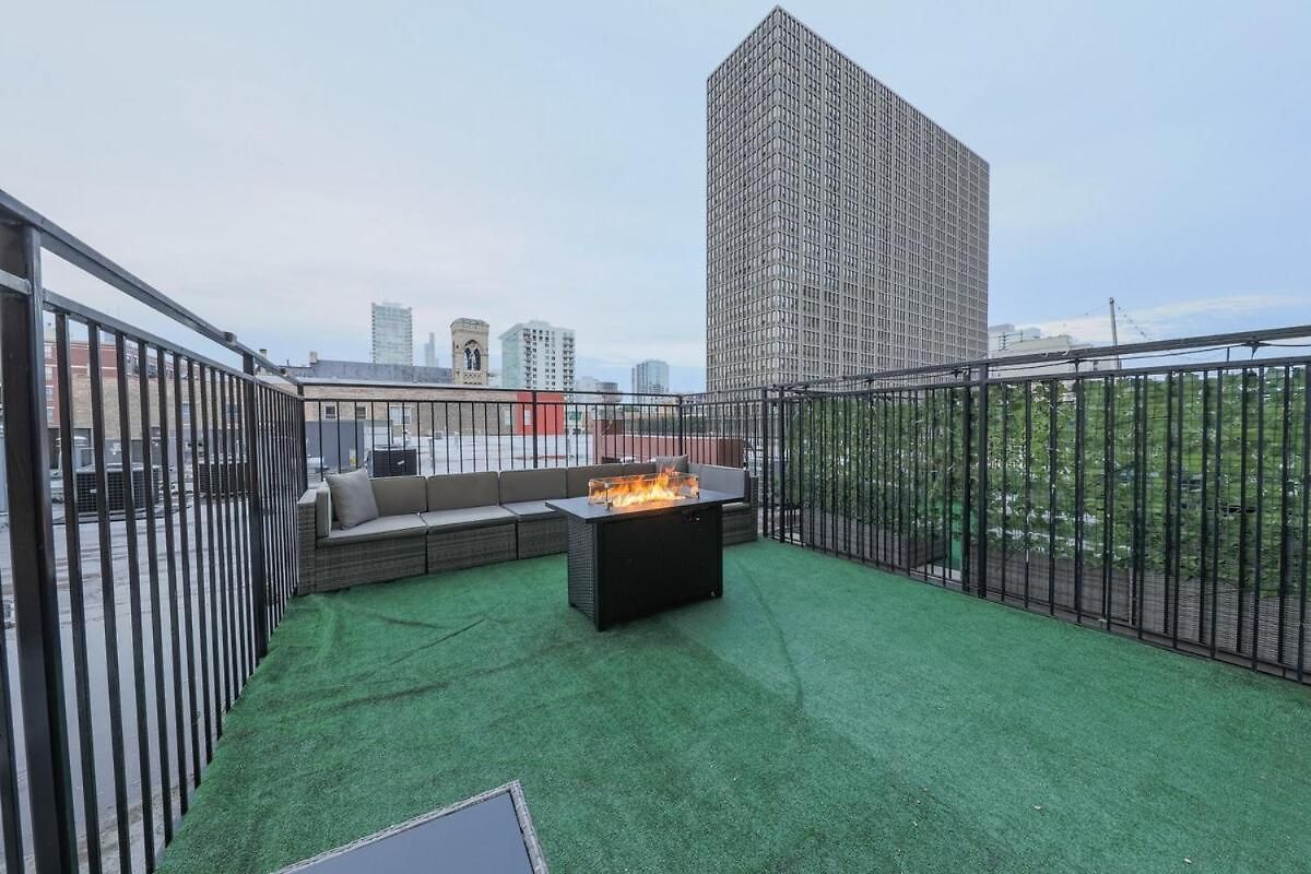 Spacious 2br On Michigan Ave With Private Patio, Optional Parking & Gym Near Mccormick Convention Center, Soldier Field And Grant Park Chicago