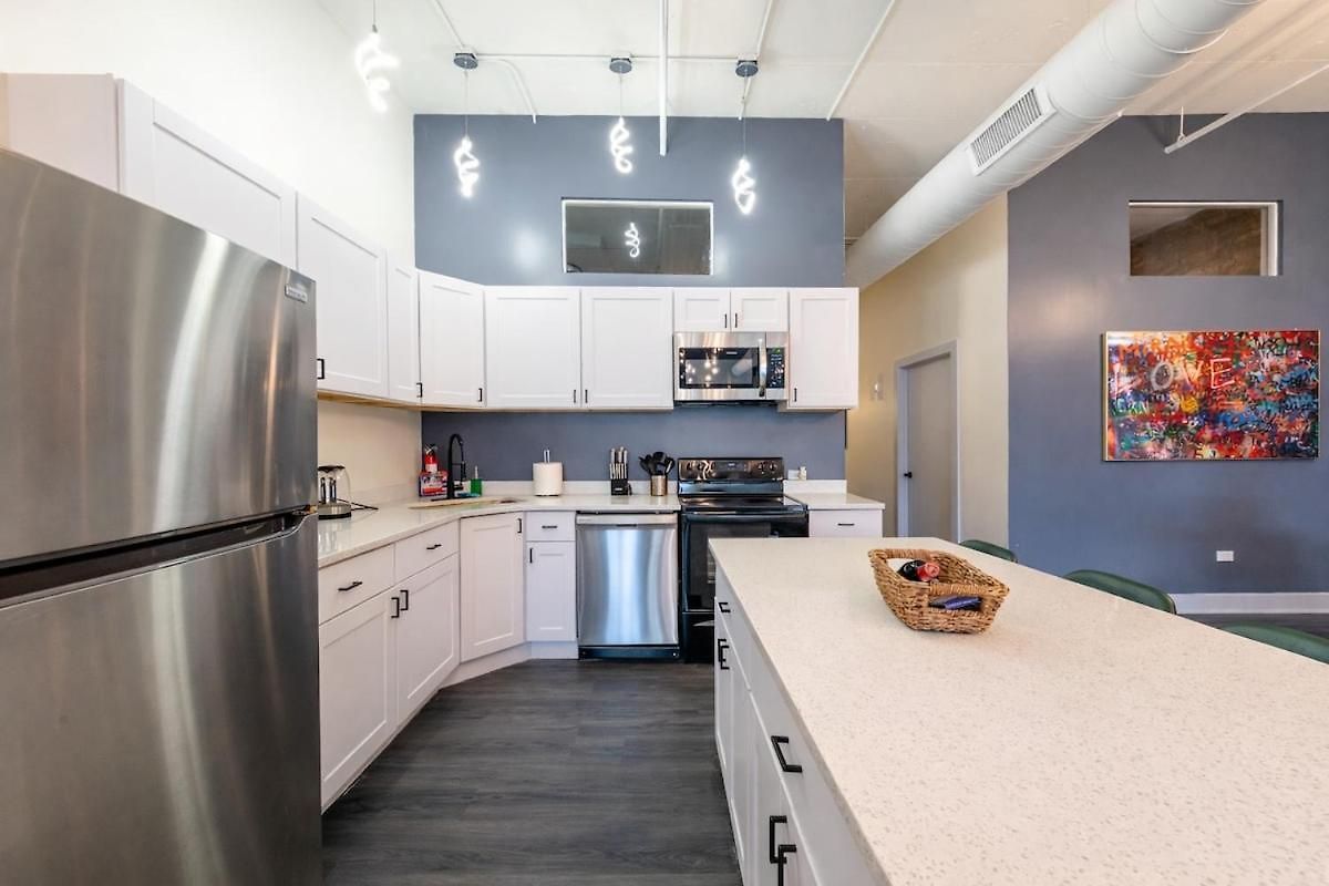 Massive 6br Luxury Sleeps 12 Guests With Jacuzzi & Pool Table Perfect Group And Optional Parking Near Mccormick Place & Soldier Field * Chicago