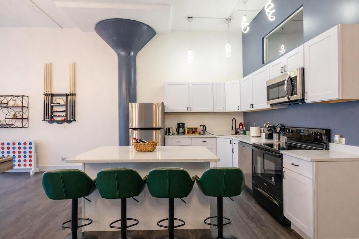 Apartment Massive 6br Luxury Sleeps 12 Guests With Jacuzzi & Pool Table Perfect Group And Optional Parking Near Mccormick Place & Soldier Field *