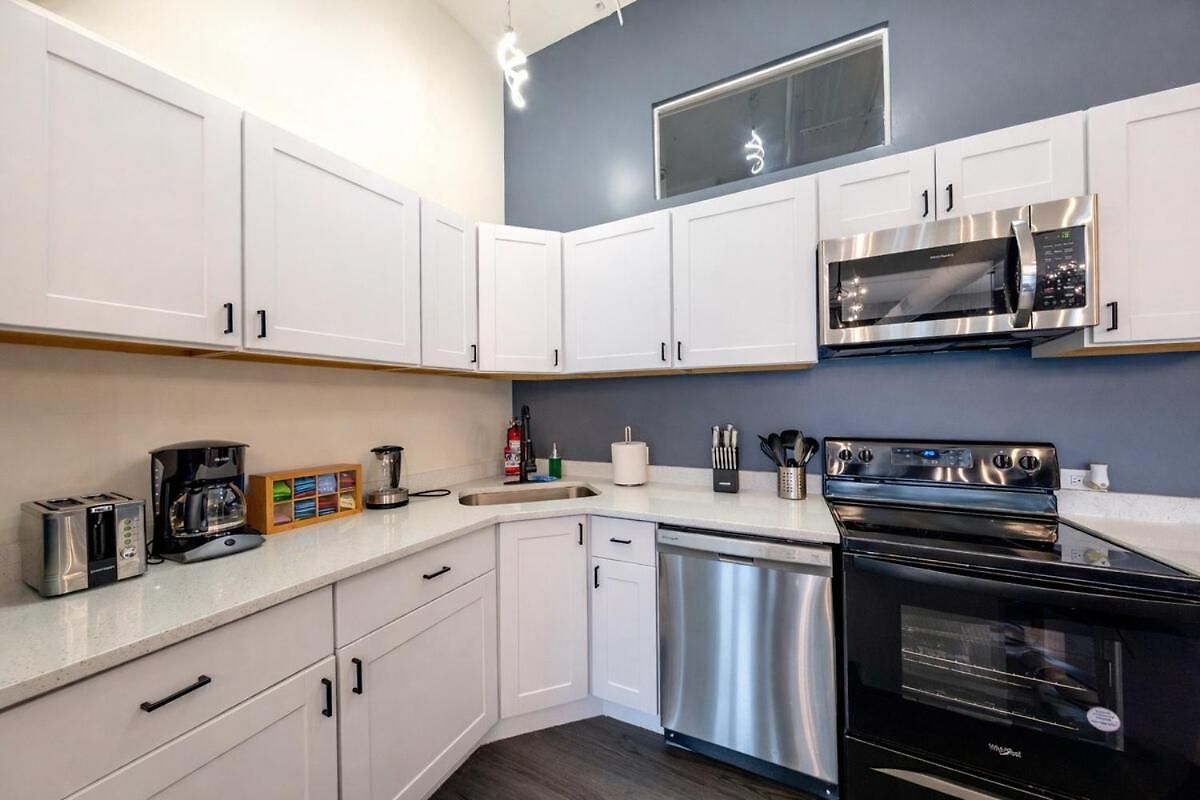 Apartment Massive 6br Luxury Sleeps 12 Guests With Jacuzzi & Pool Table Perfect Group And Optional Parking Near Mccormick Place & Soldier Field *