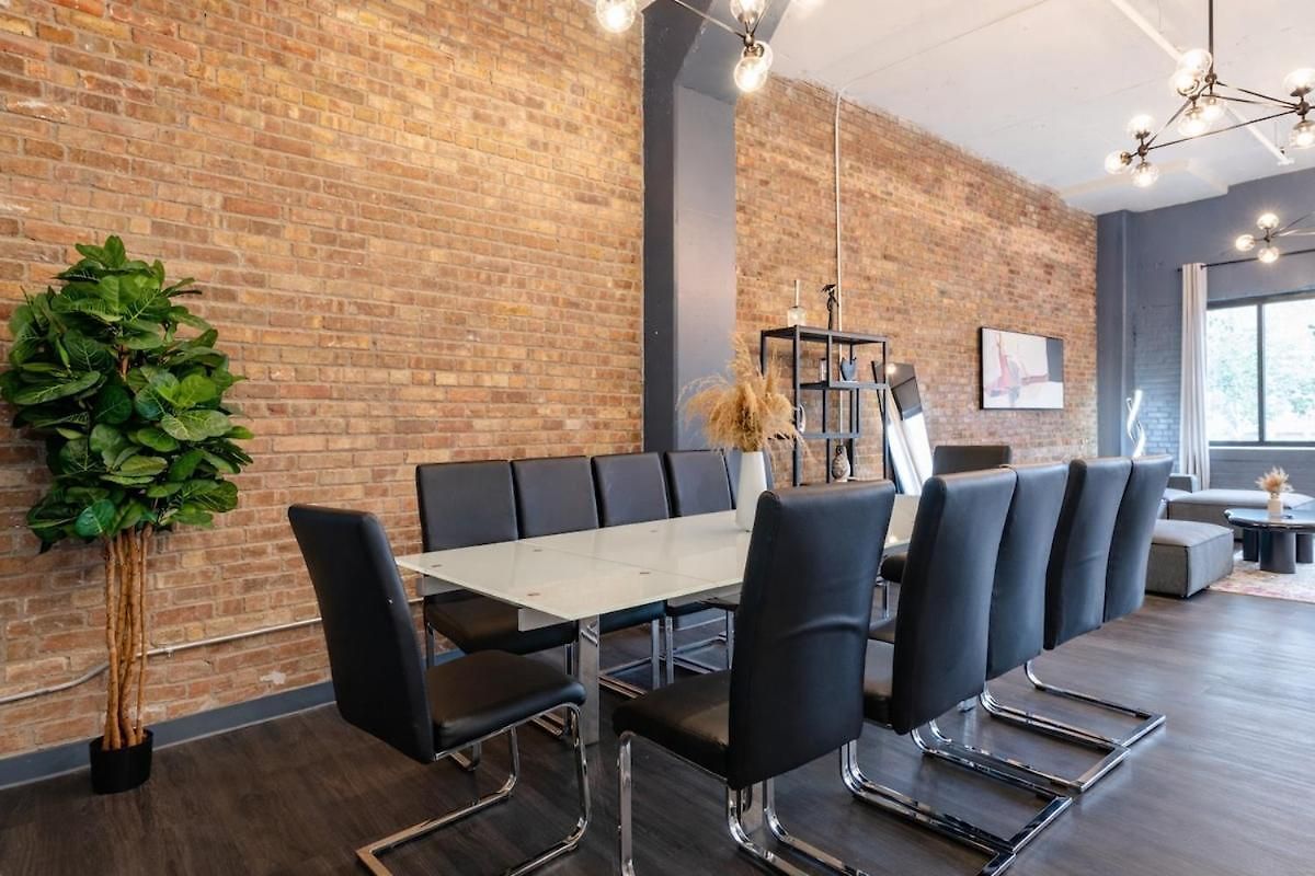 Massive 6br Luxury Sleeps 12 Guests With Jacuzzi & Pool Table Perfect Group And Optional Parking Near Mccormick Place & Soldier Field Chicago