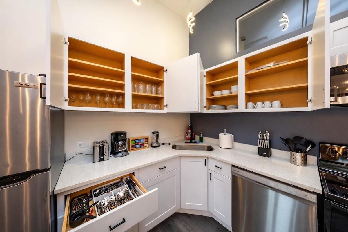 Apartment Massive 6br Luxury Sleeps 12 Guests With Jacuzzi & Pool Table Perfect Group And Optional Parking Near Mccormick Place & Soldier Field *