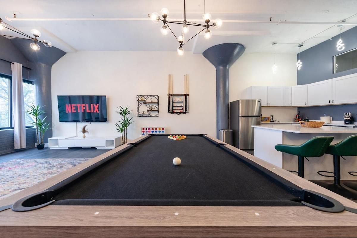 Massive 6br Luxury Sleeps 12 Guests With Jacuzzi & Pool Table Perfect Group And Optional Parking Near Mccormick Place & Soldier Field