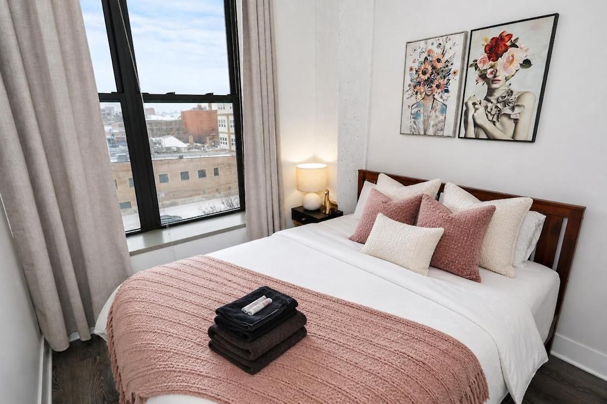 South Loop 2br Corner Unit With Natural Light, Optional Parking And Guest Access Near Downtown And Mccormick Place *