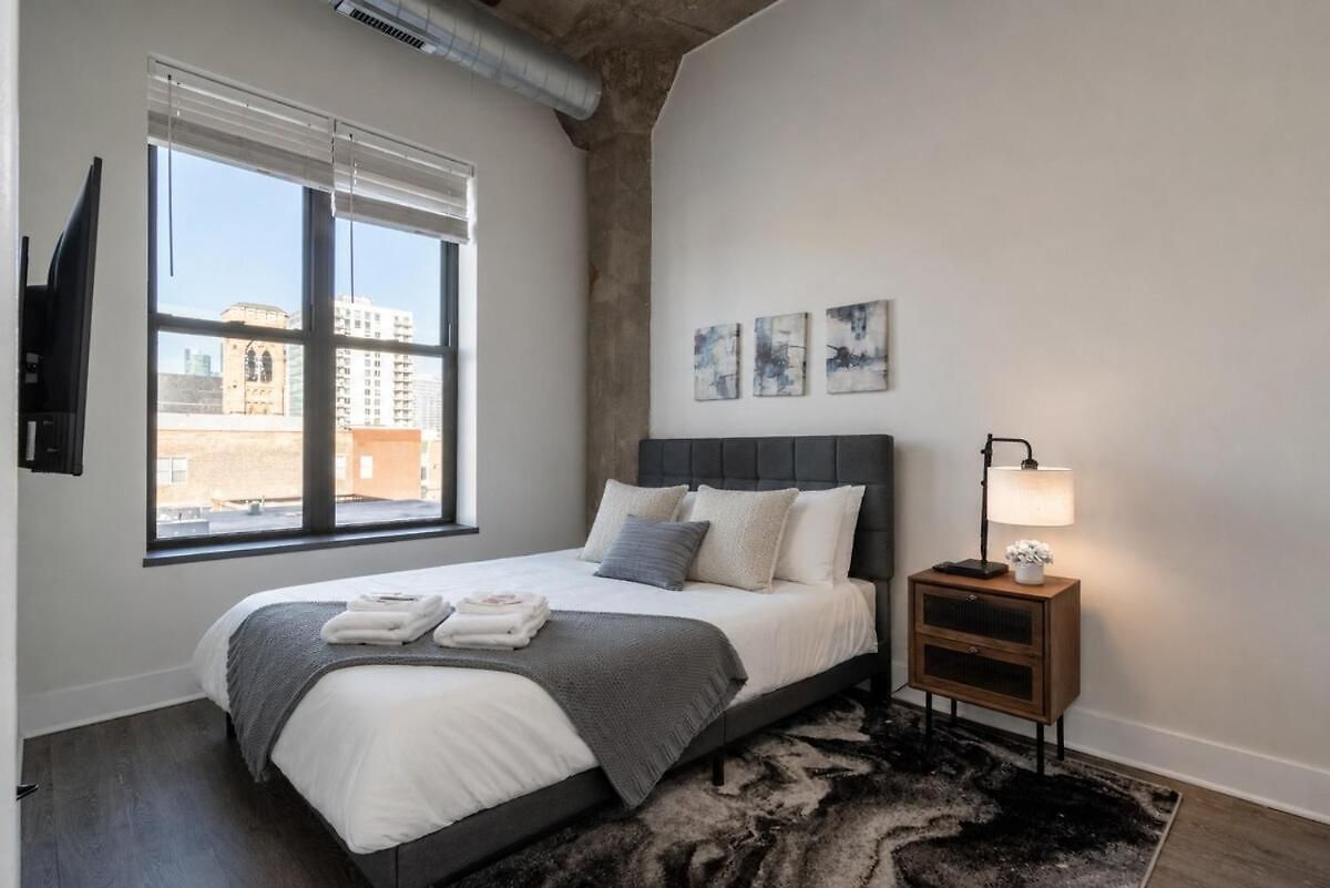 Charming 2br With Skyline View, Optional Parking & Gym Access Near Mccormick Place, Lakefront And Soldier Field Apartment