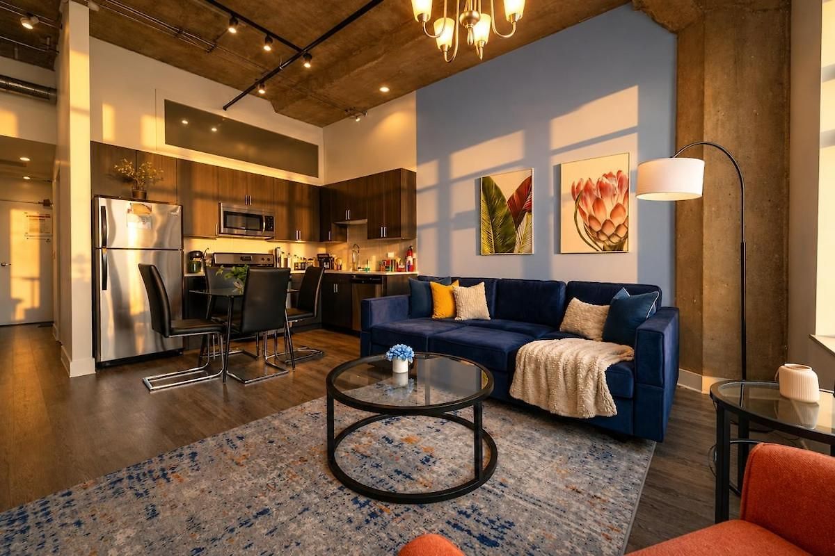Apartment Charming 2br With Skyline View, Optional Parking & Gym Access Near Mccormick Place, Lakefront And Soldier Field