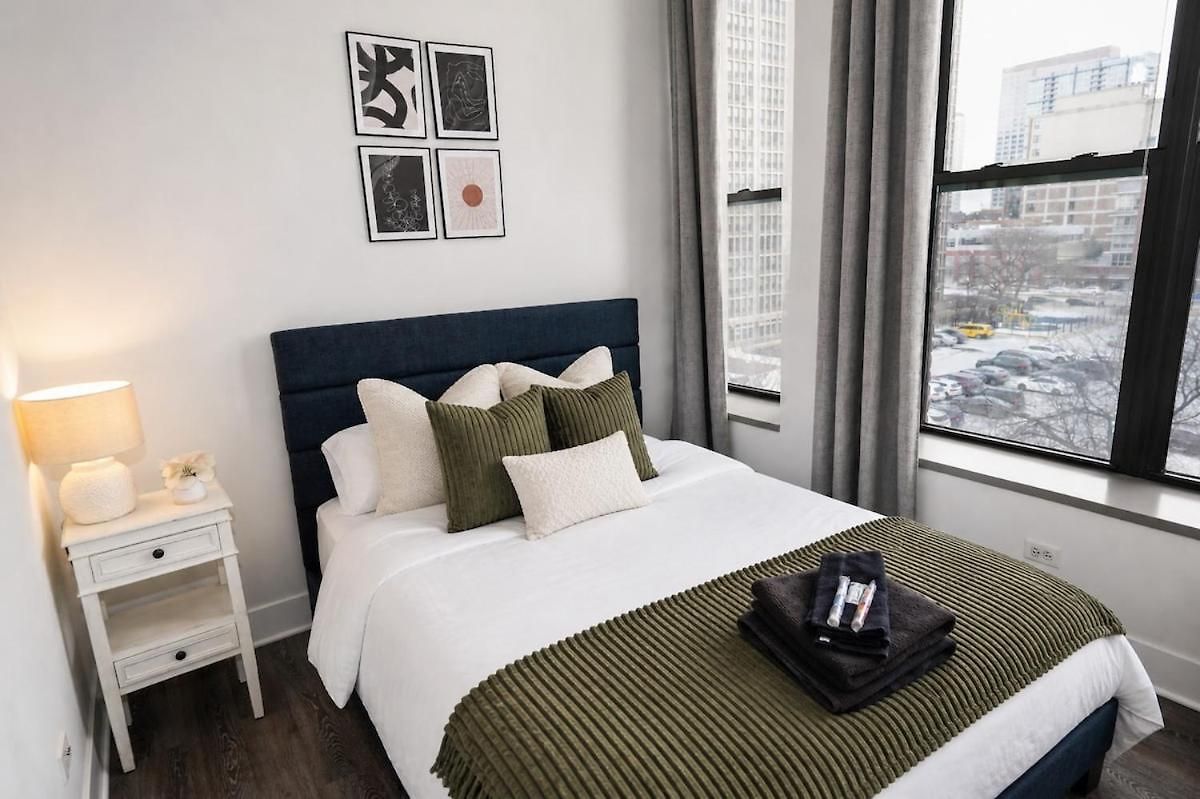 Apartment South Loop 2br Corner Unit With Natural Light, Optional Parking And Guest Access Near Downtown And Mccormick Place *