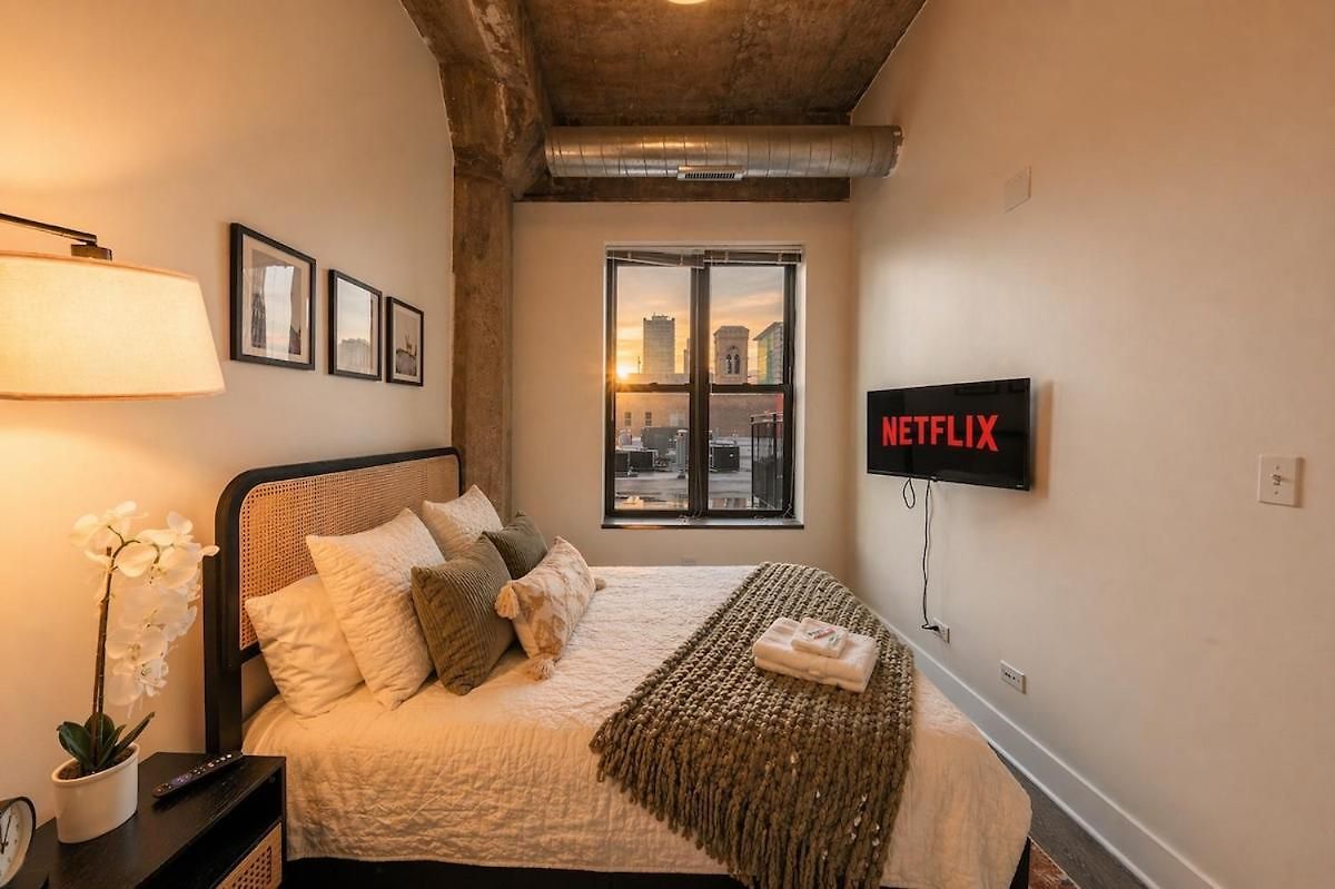 Spacious 2br South Loop With Skyline View, Optional Parking And Gym Access Close To Mccormick Place, Grant Park, Museum Campus & Cta Lines Apartment Chicago