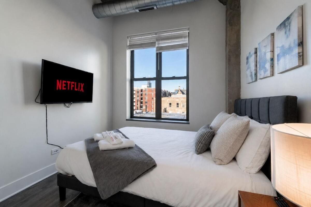 Apartment Charming 2br With Skyline View, Optional Parking & Gym Access Near Mccormick Place, Lakefront And Soldier Field *