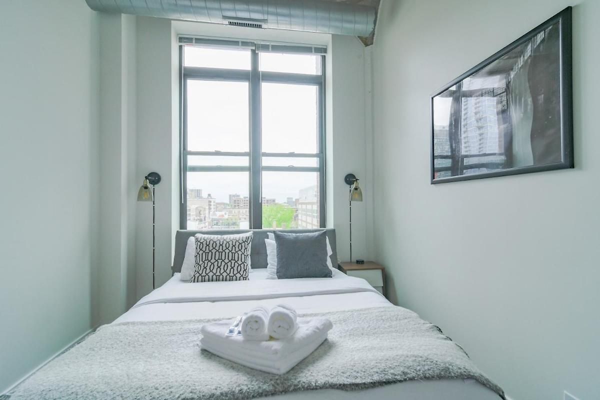 Beautiful 2br With Smart Tv, Gym Access & Parking Close To Mccormick Place, Museums & Michigan