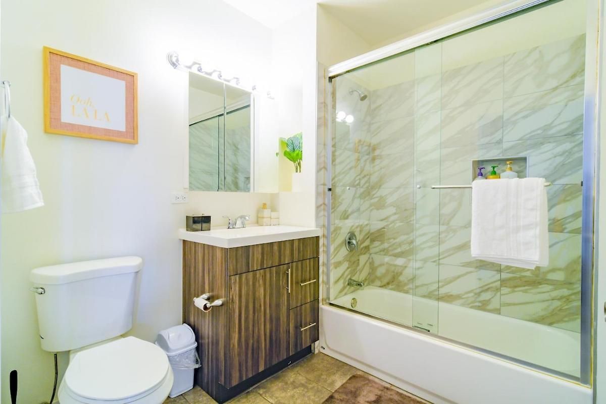 Beautiful 2br With Smart Tv, Gym Access & Parking Close To Mccormick Place, Museums & Michigan Apartment *