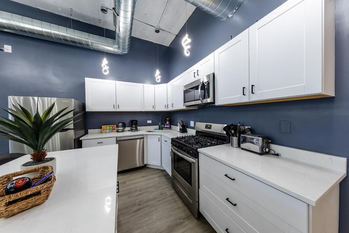 Group-friendly 6br Luxury In Prime South Loop Location With Optional Parking And Gym Access Near Mccormick Place, Soldier Field And Grant Park *