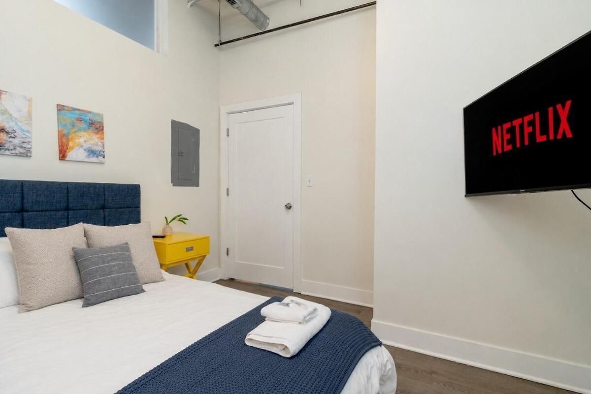 Charming 2br With Skyline View, Optional Parking & Gym Access Near Mccormick Place, Lakefront And Soldier Field Apartment *