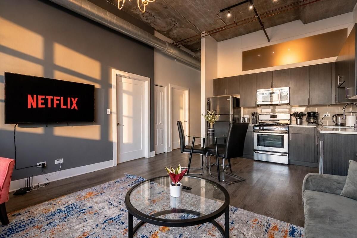 Charming 2br With Skyline View, Optional Parking & Gym Access Near Mccormick Place, Lakefront And Soldier Field