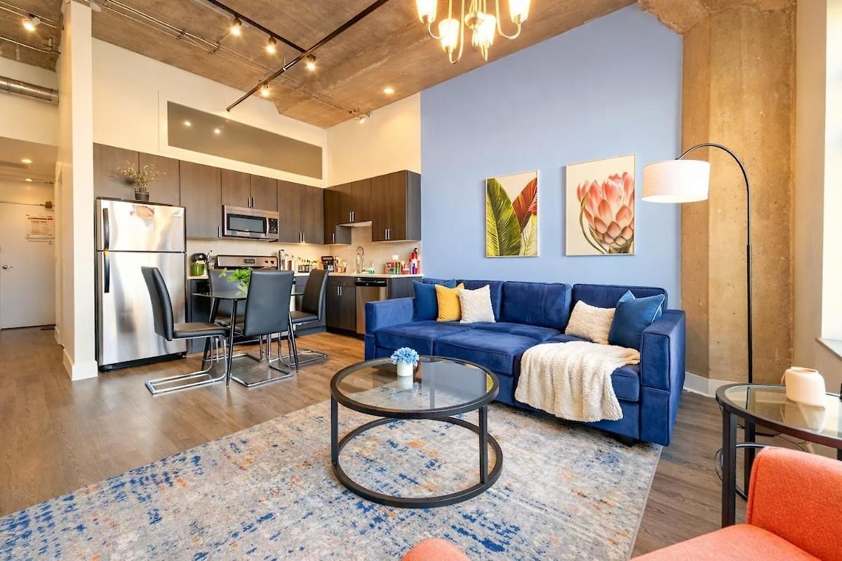 Charming 2br With Skyline View, Optional Parking & Gym Access Near Mccormick Place, Lakefront And Soldier Field