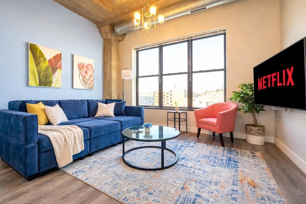 Charming 2br With Skyline View, Optional Parking & Gym Access Near Mccormick Place, Lakefront And Soldier Field Chicago