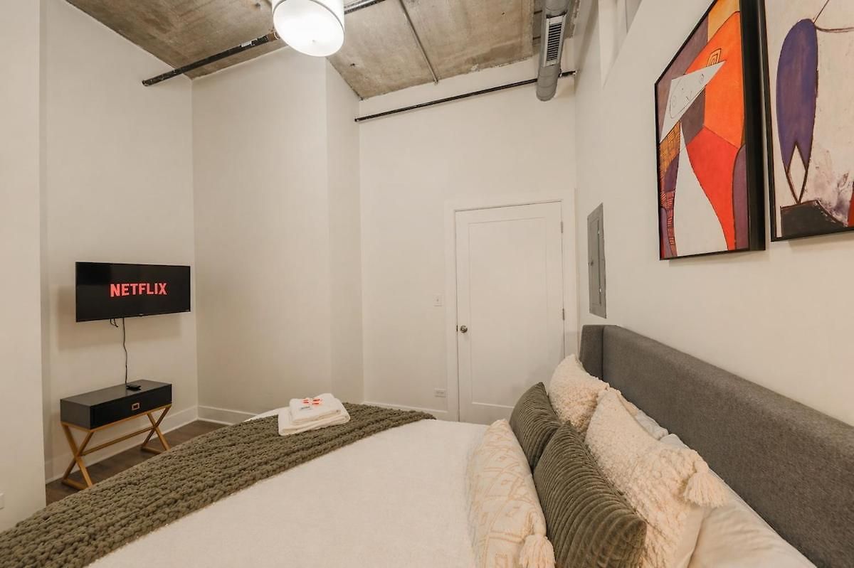 Spacious 2br South Loop With Skyline View, Optional Parking And Gym Access Close To Mccormick Place, Grant Park, Museum Campus & Cta Lines Chicago