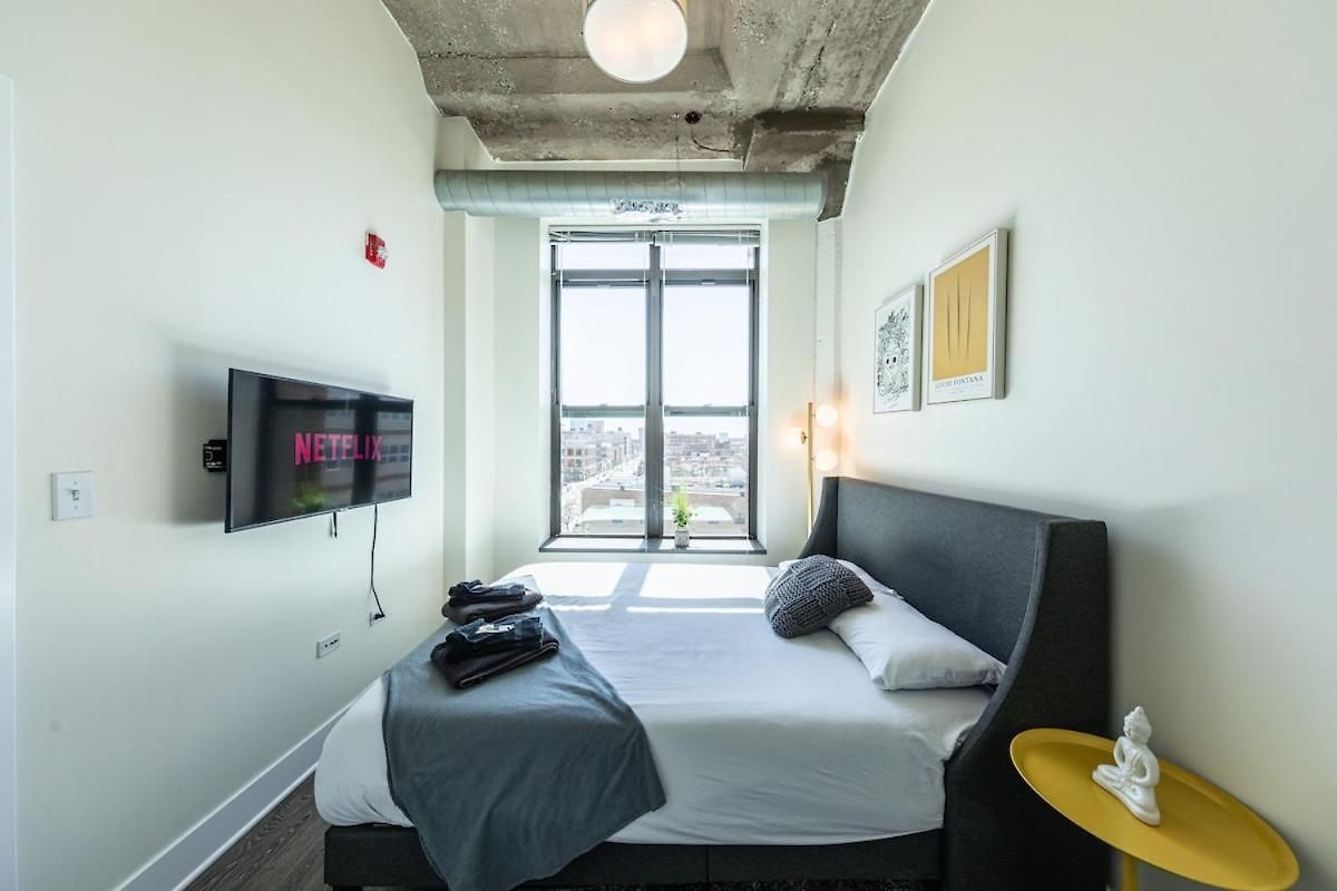 Modern And Bright 2br On Michigan Ave With Optional Parking And Gym Access Near Soldier Field & Grant Park Chicago
