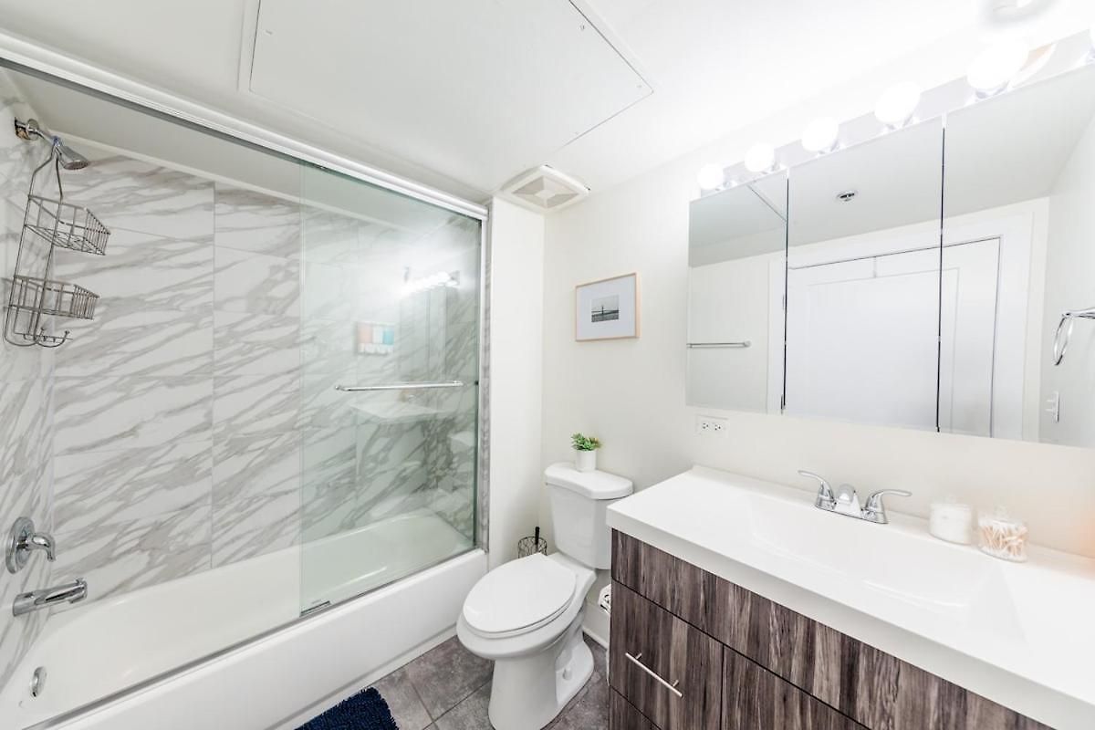Modern And Bright 2br On Michigan Ave With Optional Parking And Gym Access Near Soldier Field & Grant Park Apartment *