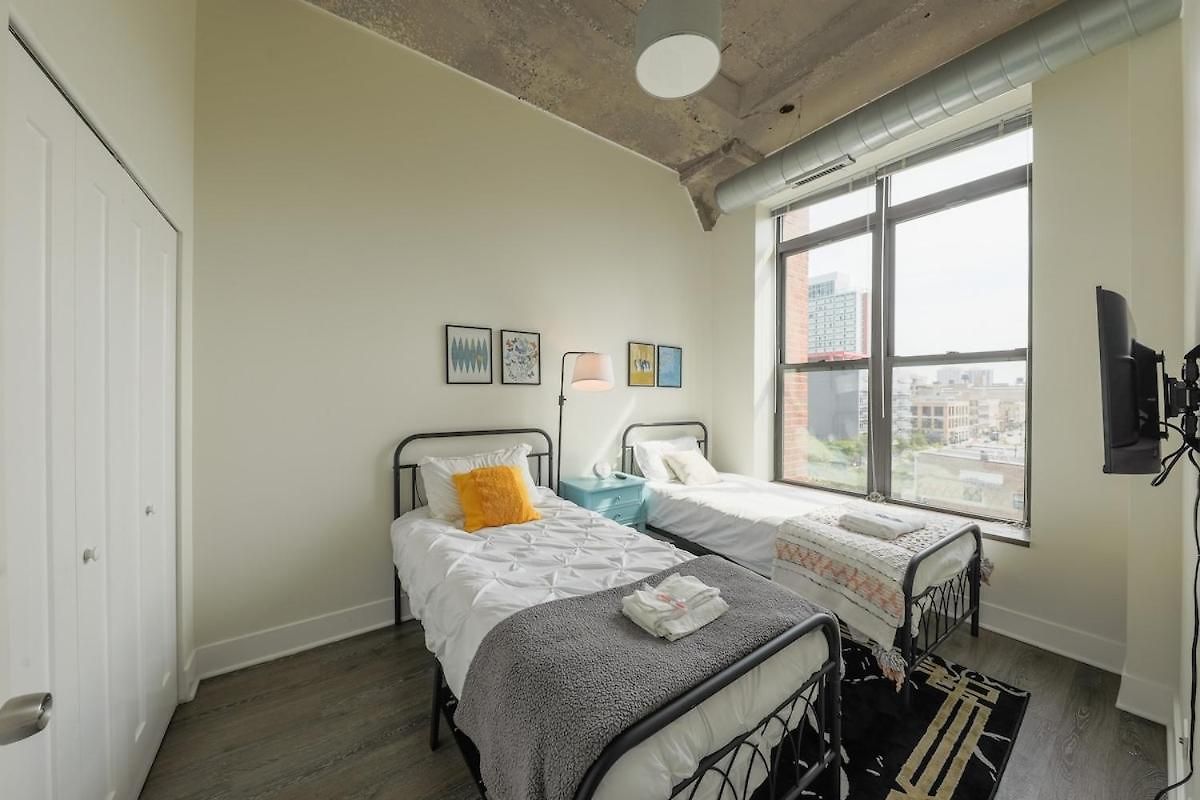 Walkable 2br In South Loop With Optional Parking And Gym Access Near Mccormick Place, Museum Campus & Lakefront Chicago