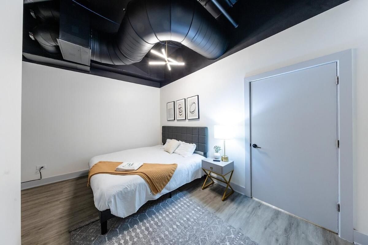 Group-friendly 6br Luxury In Prime South Loop Location With Optional Parking And Gym Access Near Mccormick Place, Soldier Field And Grant Park